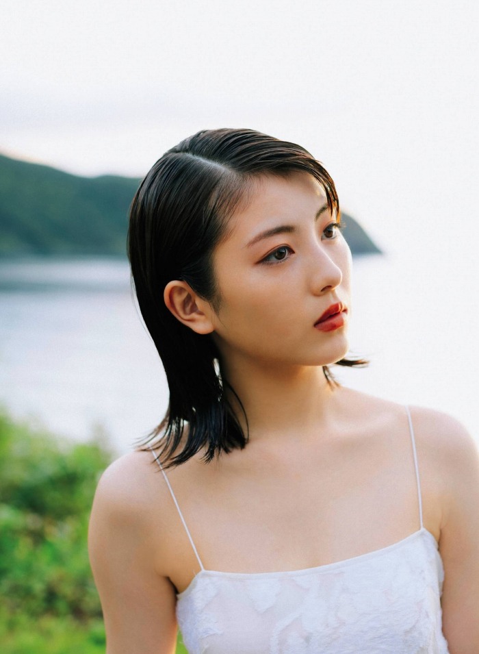 浜辺美波 鬼かわな水着＆浴衣グラビア画像！