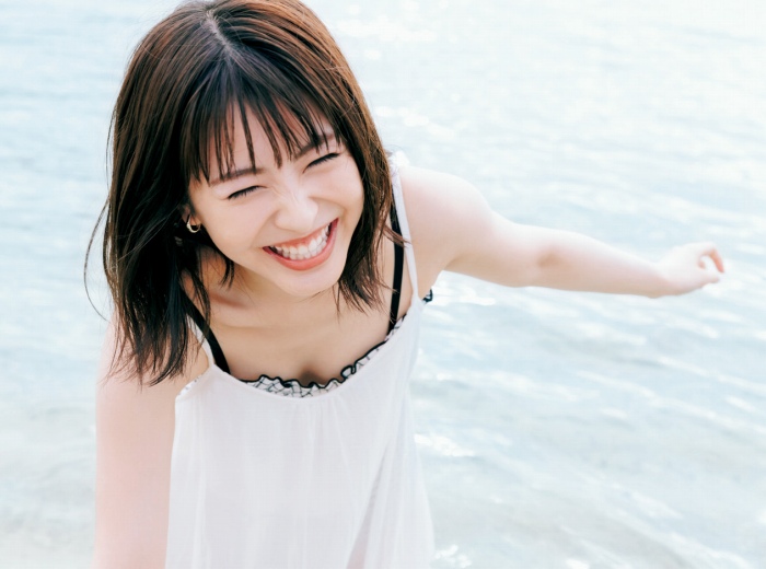 浜辺美波 鬼かわな水着＆浴衣グラビア画像！