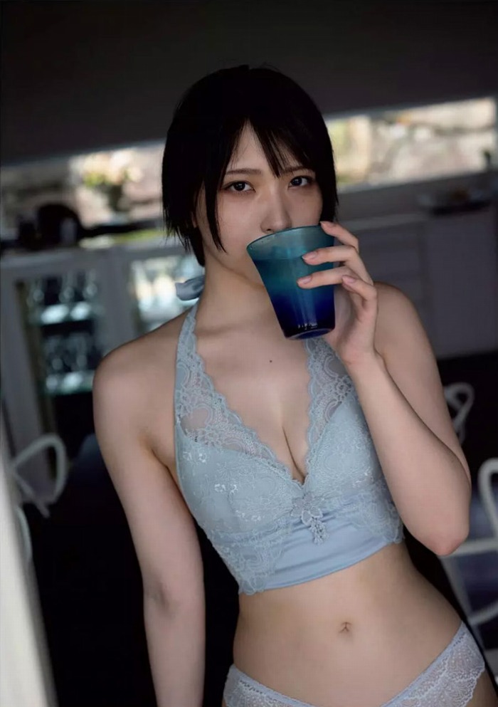 あまつまりな 脱ぎすぎ水着＆下着グラビア画像！