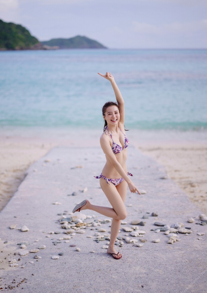 高田里穂 スタイル抜群な水着グラビア画像！