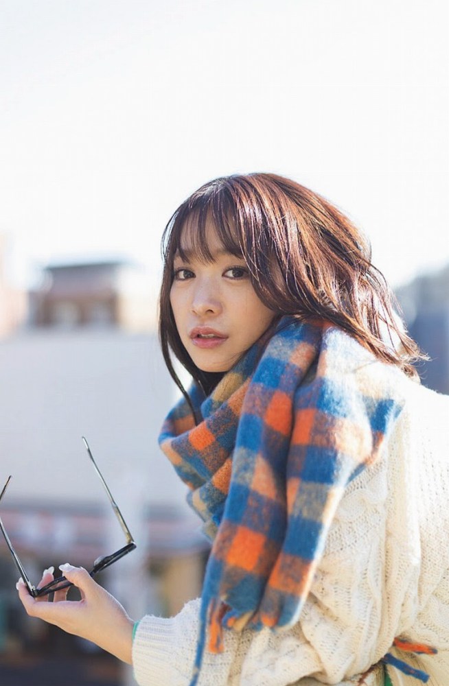 青井春 Iカップおっぱいの水着グラビア画像！