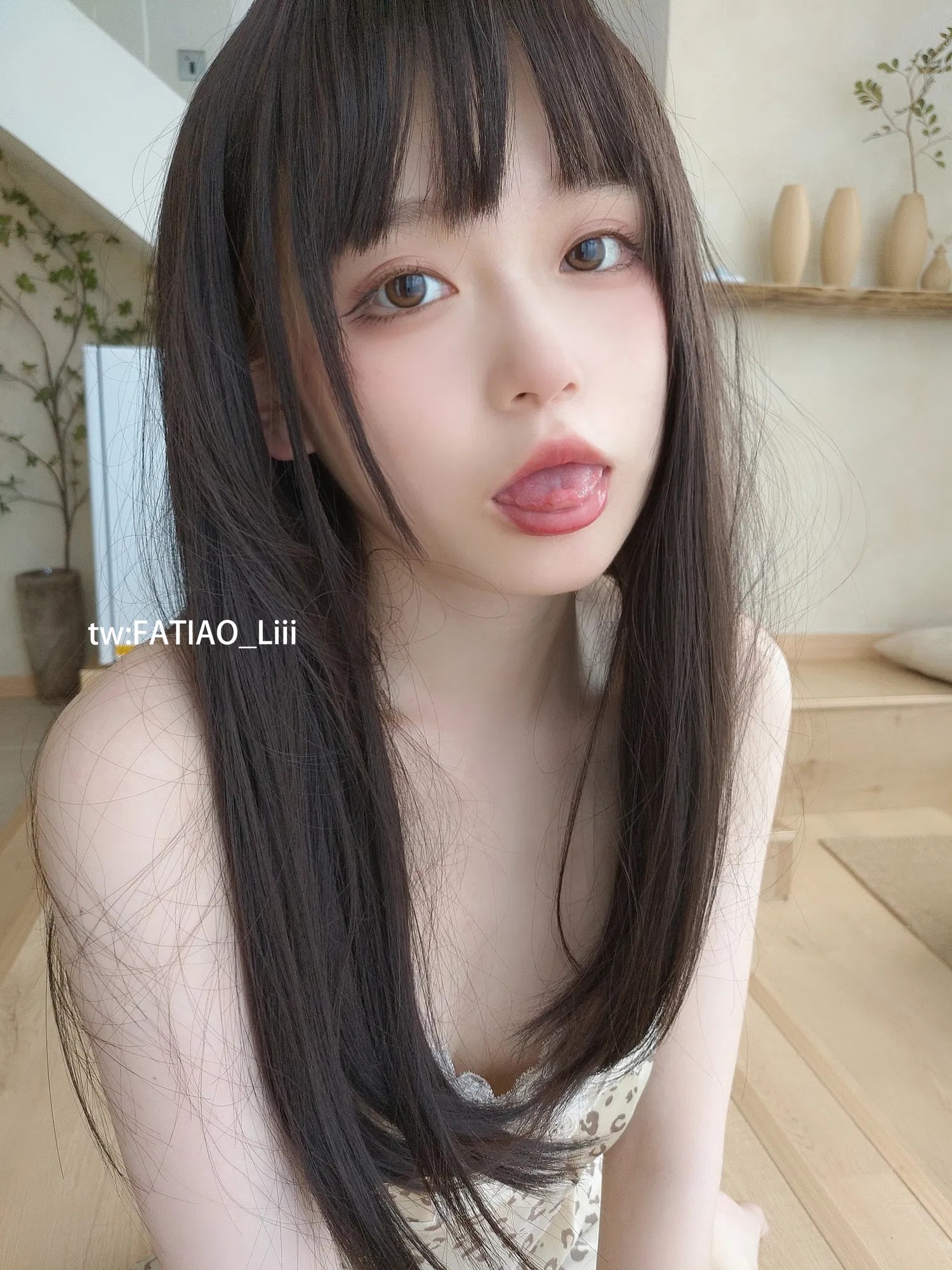 [Fantia] 迷之呆梨 – 自撮り写真 豹纹睡衣