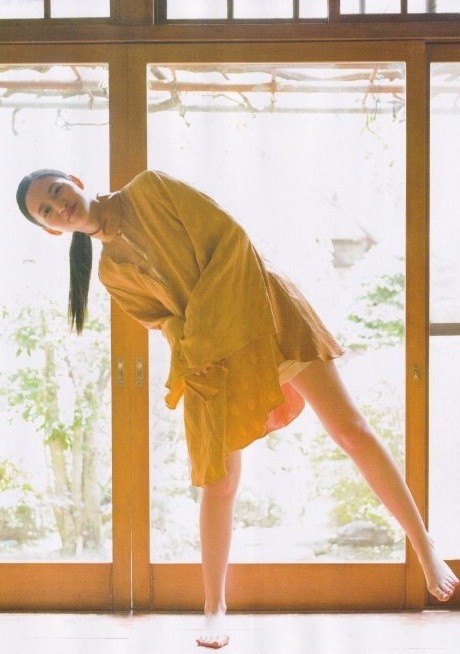 金川紗耶 美脚でスタイルが凄いグラビア画像！