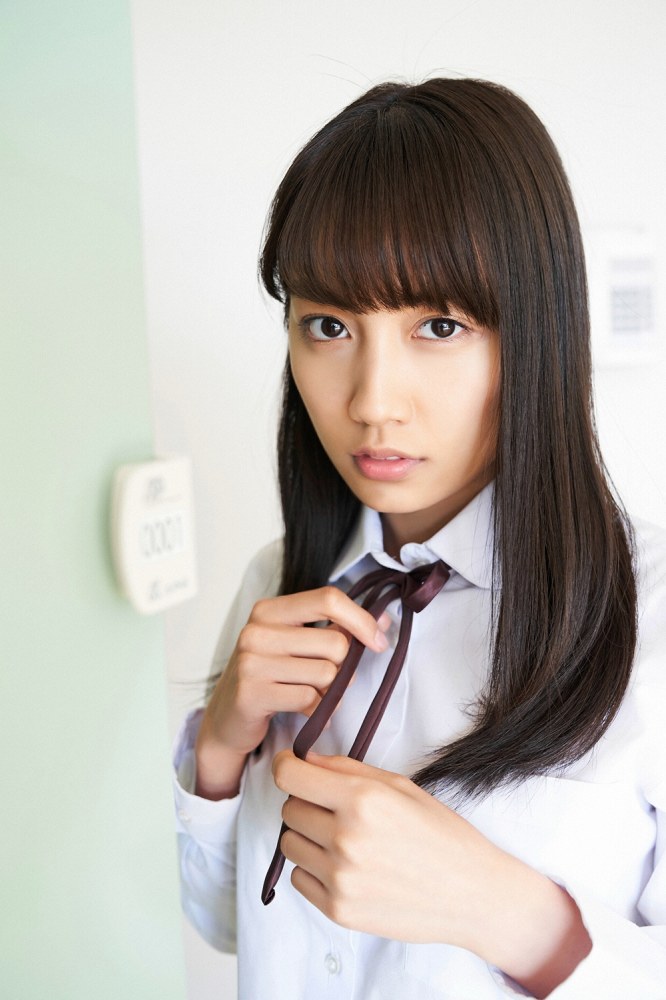 黒木ひかり むっちりバストの水着グラビア画像！