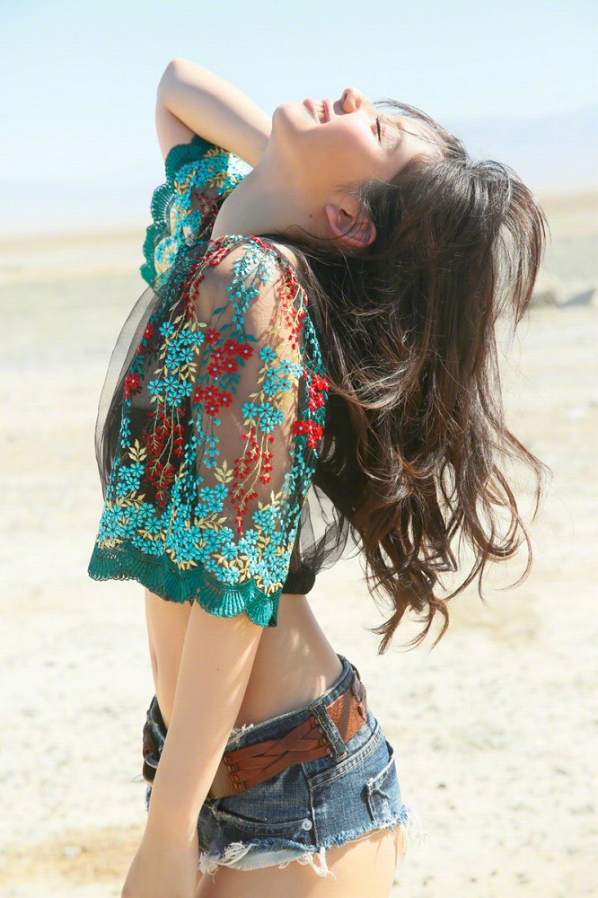 小池里奈 美尻でキュートな水着グラビア画像！