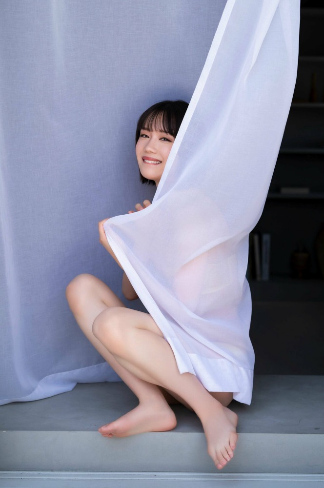 あらた唯 スタイル抜群の水着グラビア画像！