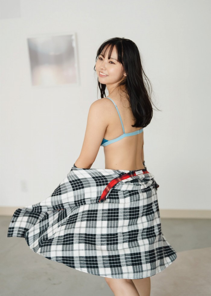 本郷柚巴 まぶしいボインの水着グラビア画像！