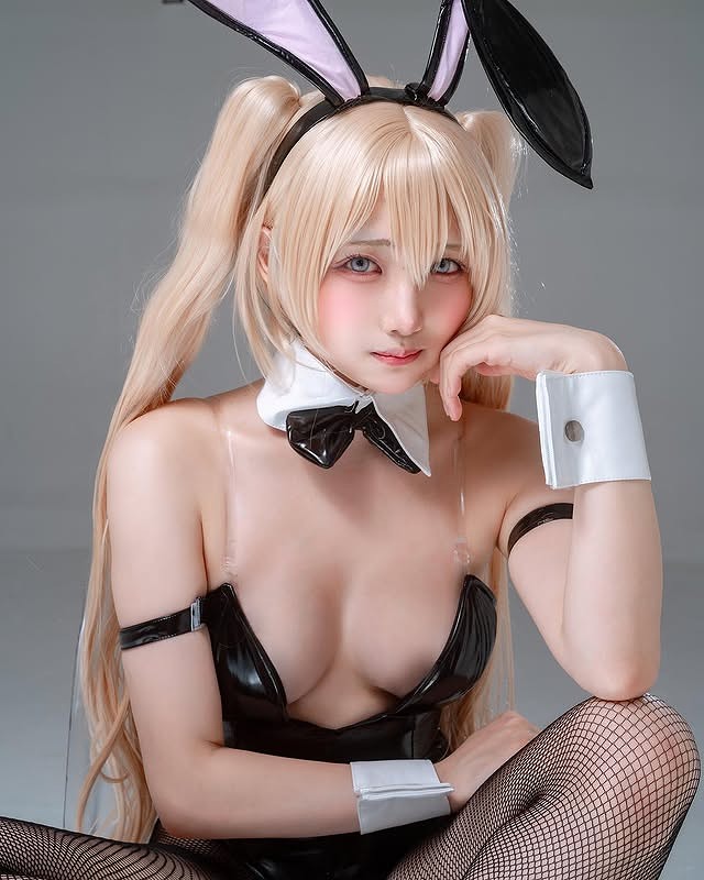 小倉あずさ 巨乳レイヤーの水着グラビア画像！