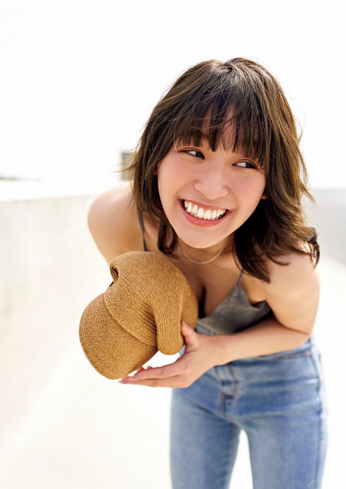 浅川梨奈 もっこりおっぱい水着グラビア画像！