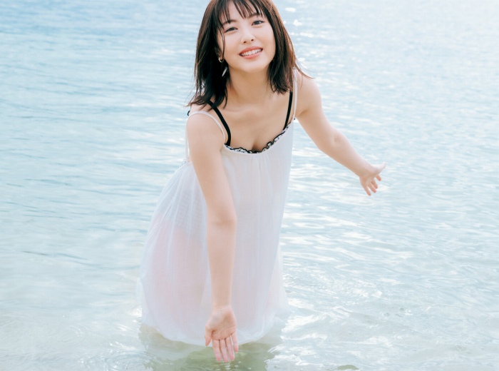浜辺美波 鬼かわな水着＆浴衣グラビア画像！