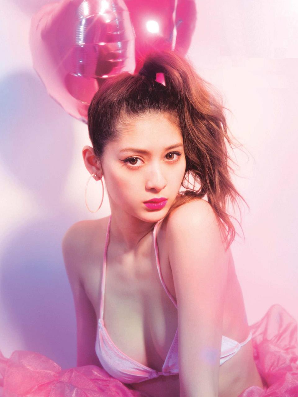 アンジェラ芽衣 素敵すぎ水着グラビア画像！