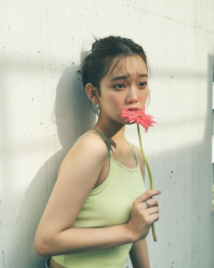 青戸しの Fカップボインな水着グラビア画像！