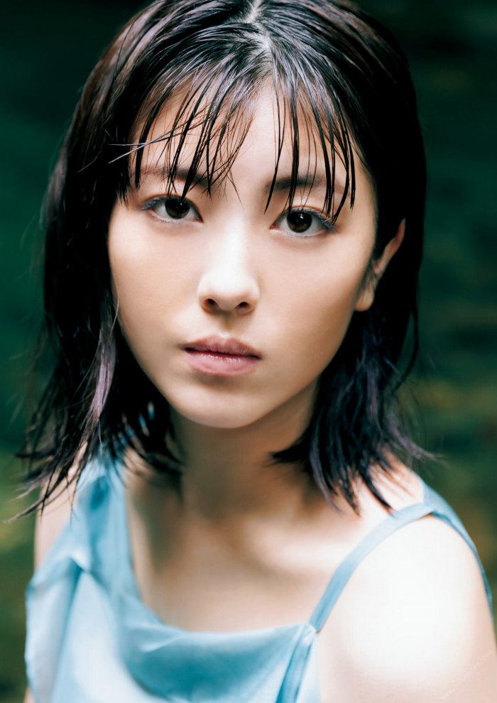 浜辺美波 鬼かわな水着＆浴衣グラビア画像！