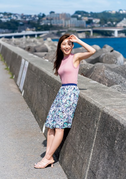 青山なぎさ 激かわな生脚＆タンクトップ画像！