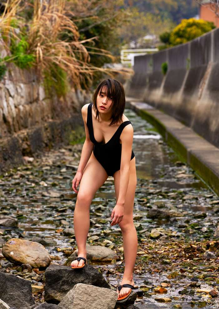 浅川梨奈 もっこりおっぱい水着グラビア画像！