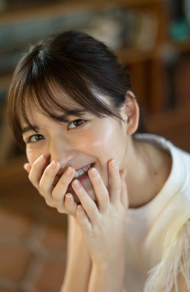 金川紗耶 美脚でスタイルが凄いグラビア画像！