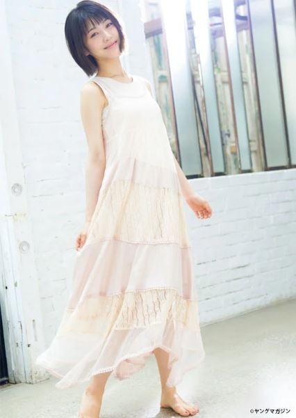 浜辺美波 鬼かわな水着＆浴衣グラビア画像！