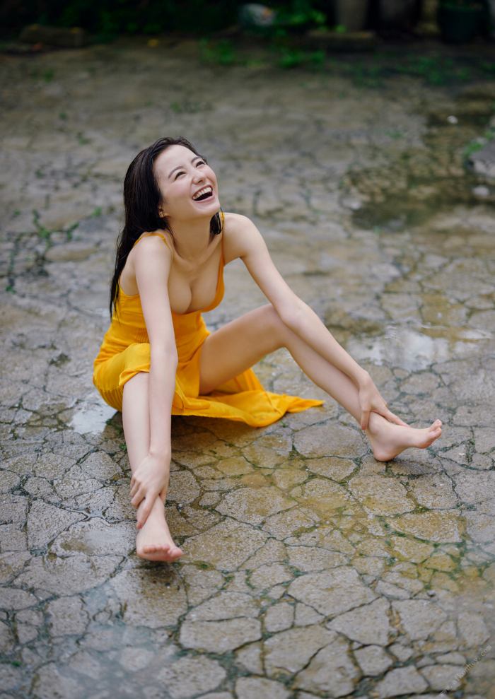 高田里穂 スタイル抜群な水着グラビア画像！