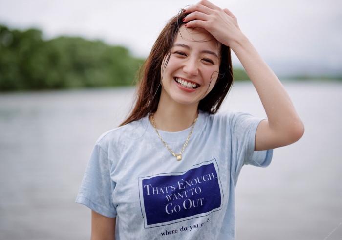 高田里穂 スタイル抜群な水着グラビア画像！