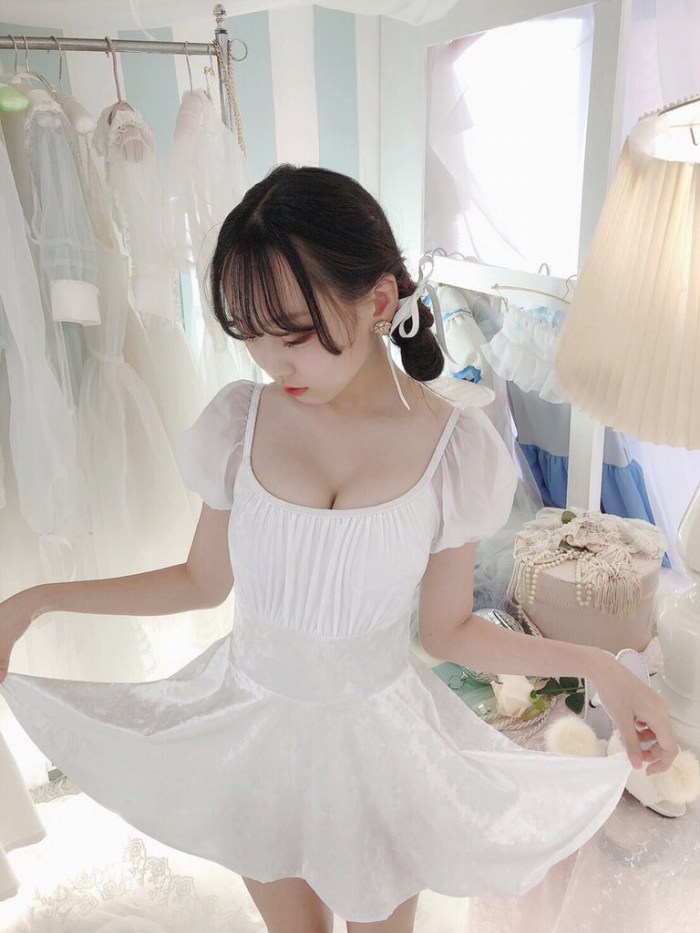 須羽こころ ふわふわバストの水着グラビア画像！