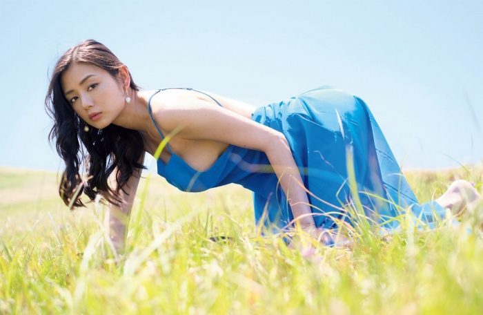 片山萌美 濡れ場ヌード＆水着グラビア画像！