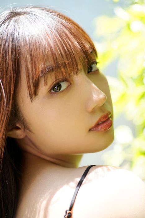 黒木ひかり むっちりバストの水着グラビア画像！