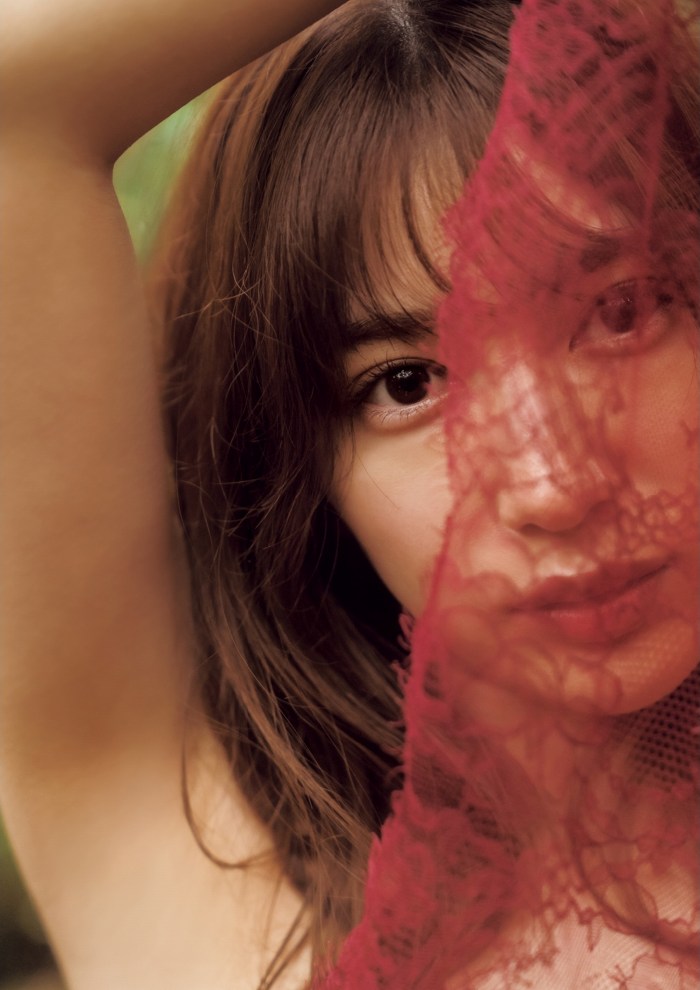 雪平莉左 グラマラス美女の水着グラビア画像！