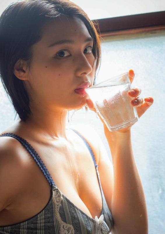 相楽伊織 けっこうボインな水着グラビア画像！