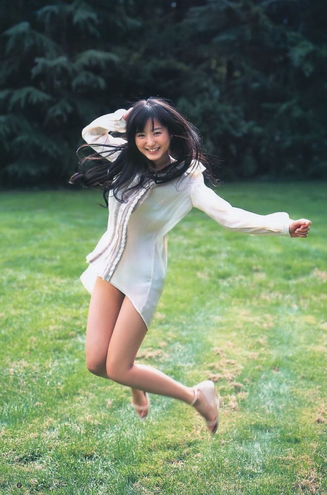 高田里穂 スタイル抜群な水着グラビア画像！