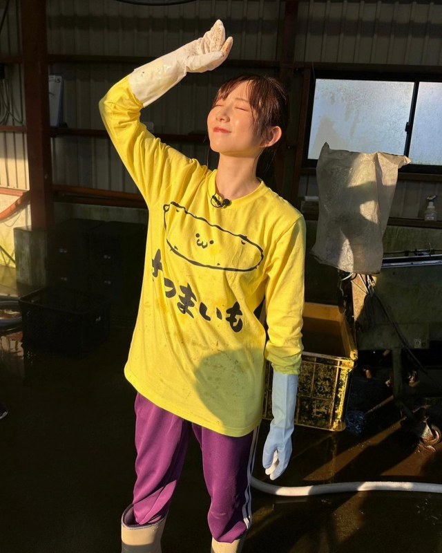 青山なぎさ 激かわな生脚＆タンクトップ画像！