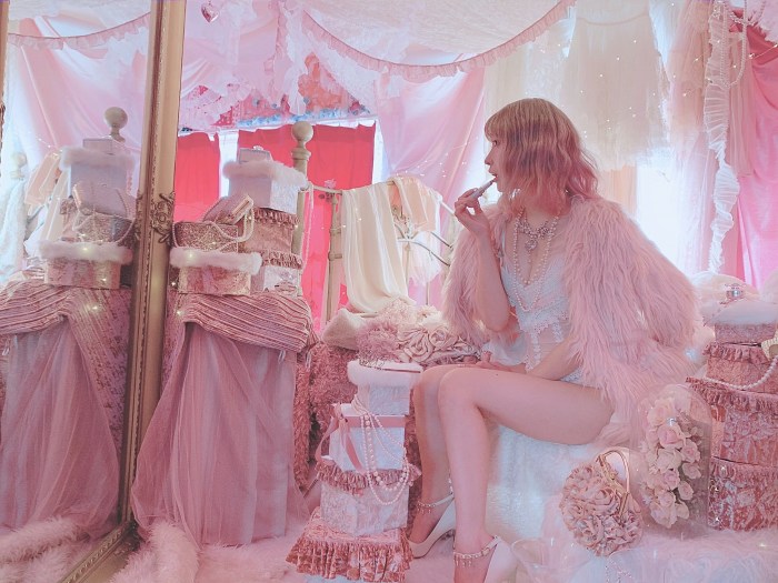 あまつまりな 脱ぎすぎ水着＆下着グラビア画像！