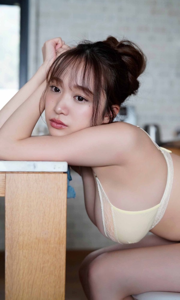 青井春 Iカップおっぱいの水着グラビア画像！