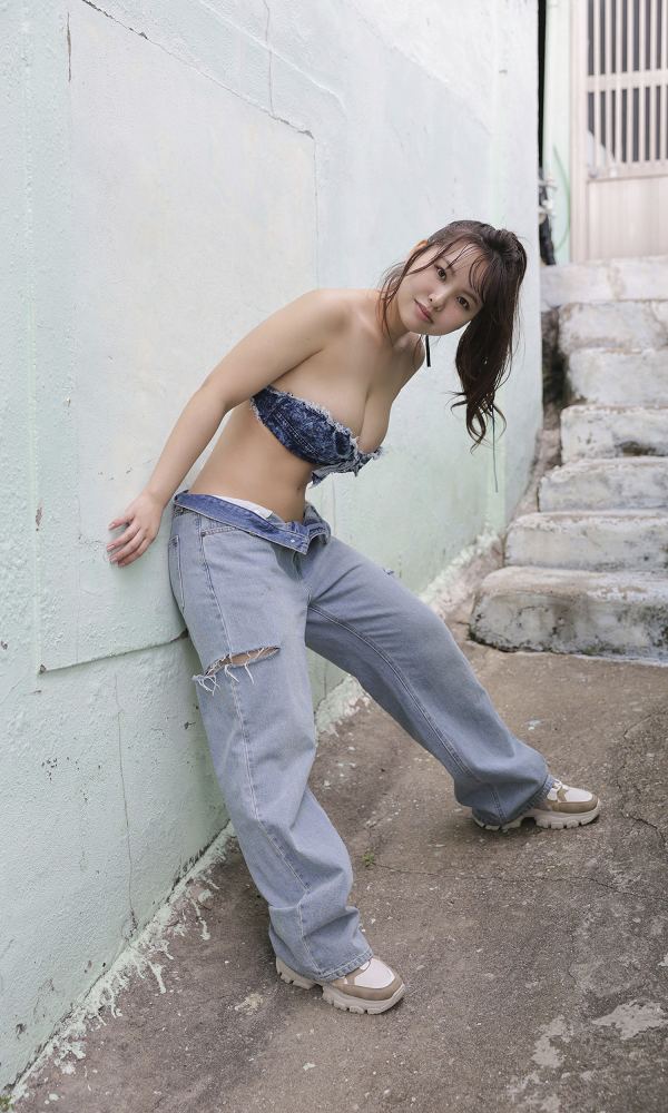 本郷柚巴 まぶしいボインの水着グラビア画像！