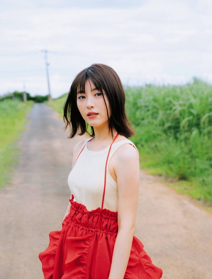 浜辺美波 鬼かわな水着＆浴衣グラビア画像！