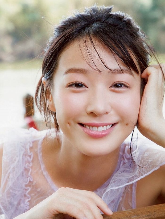 髙野真央 Gカップボインの水着グラビア画像！