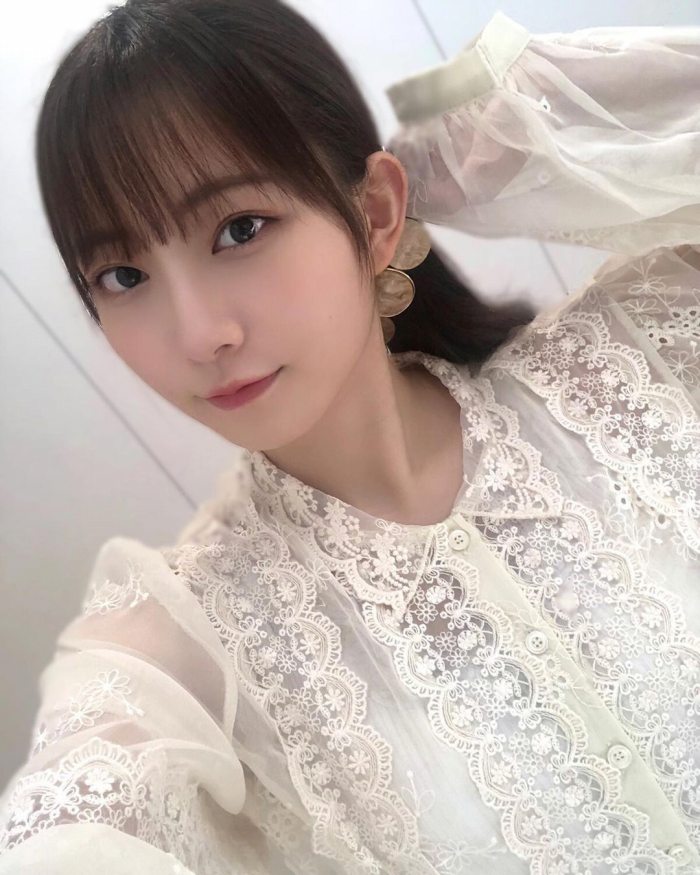 青山なぎさ 激かわな生脚＆タンクトップ画像！