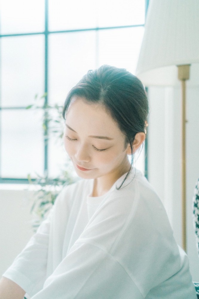 青戸しの Fカップボインな水着グラビア画像！