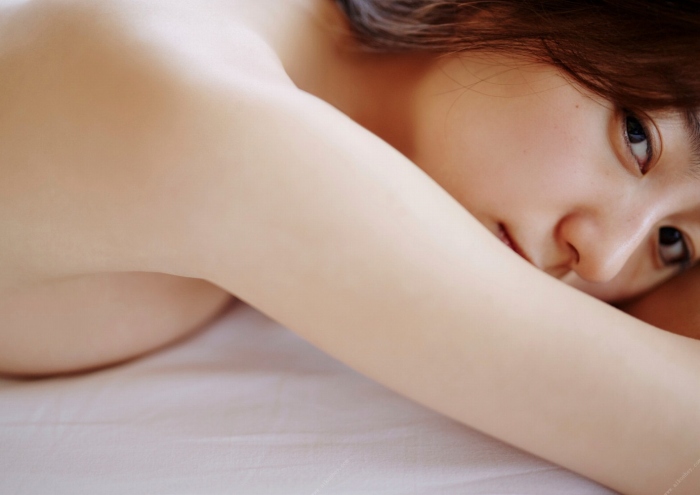 高田里穂 スタイル抜群な水着グラビア画像！