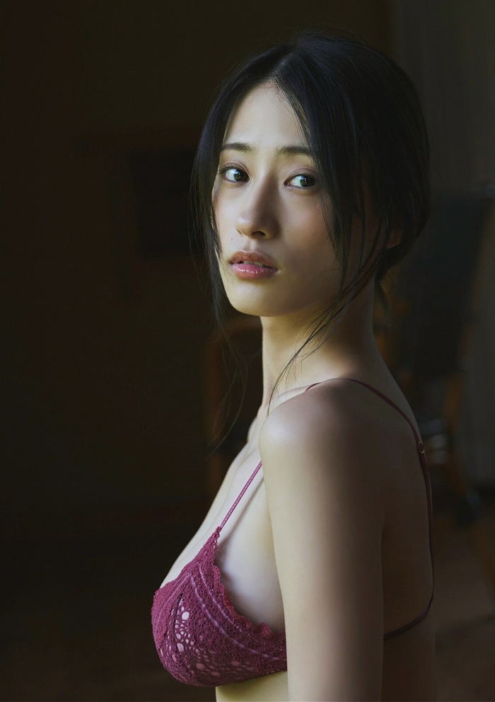 澄田綾乃 はみ出るFカップの水着グラビア画像！