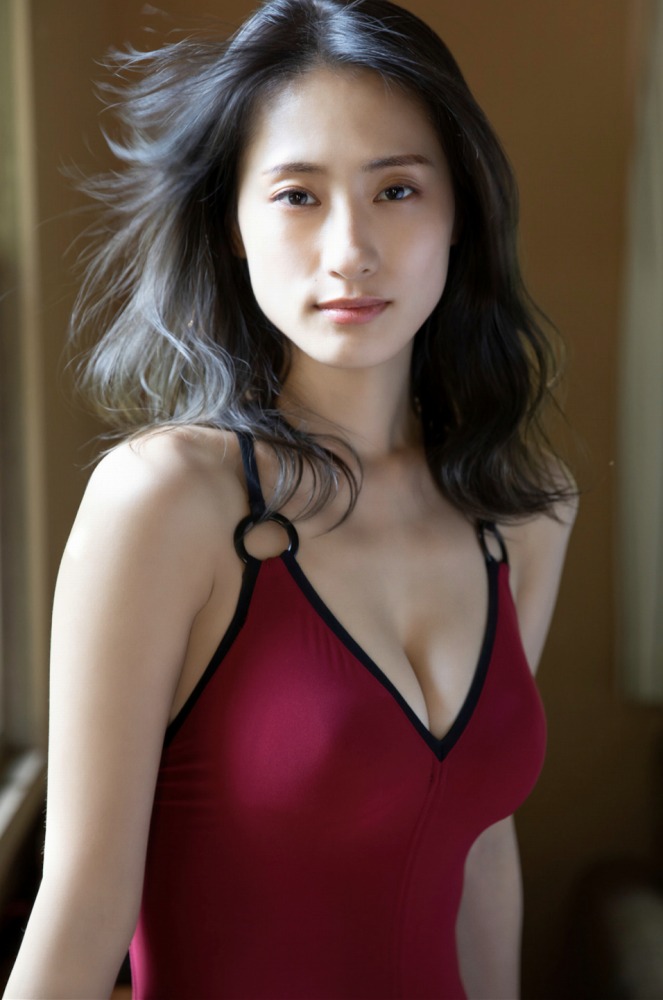 澄田綾乃 はみ出るFカップの水着グラビア画像！