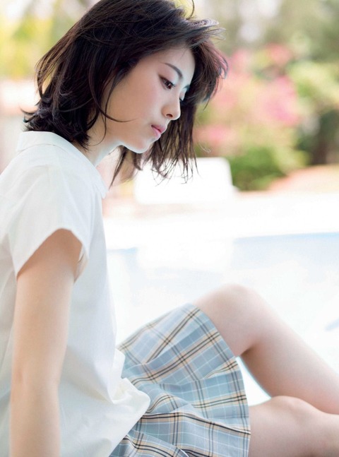 浜辺美波 鬼かわな水着＆浴衣グラビア画像！