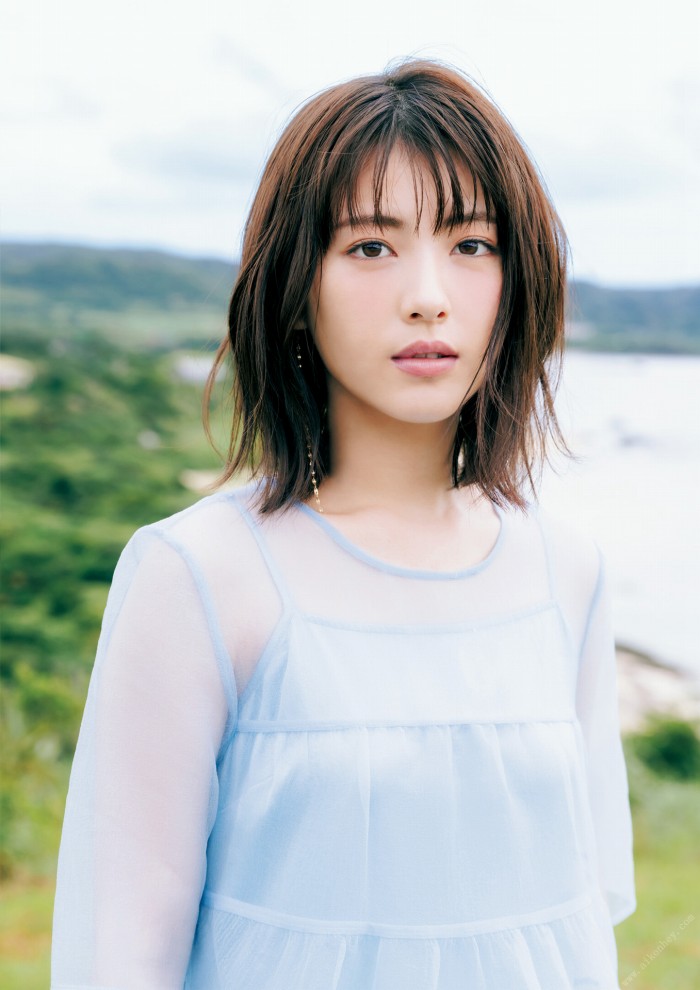 浜辺美波 鬼かわな水着＆浴衣グラビア画像！