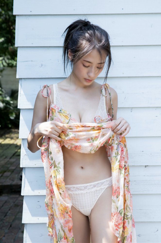 澄田綾乃 はみ出るFカップの水着グラビア画像！