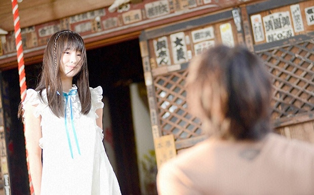 浜辺美波 鬼かわな水着＆浴衣グラビア画像！