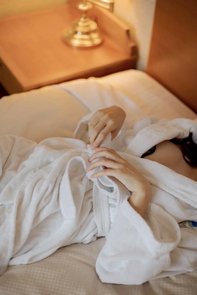 雪平莉左 グラマラス美女の水着グラビア画像！