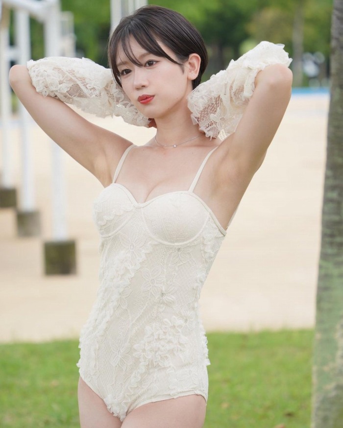 あらた唯 スタイル抜群の水着グラビア画像！