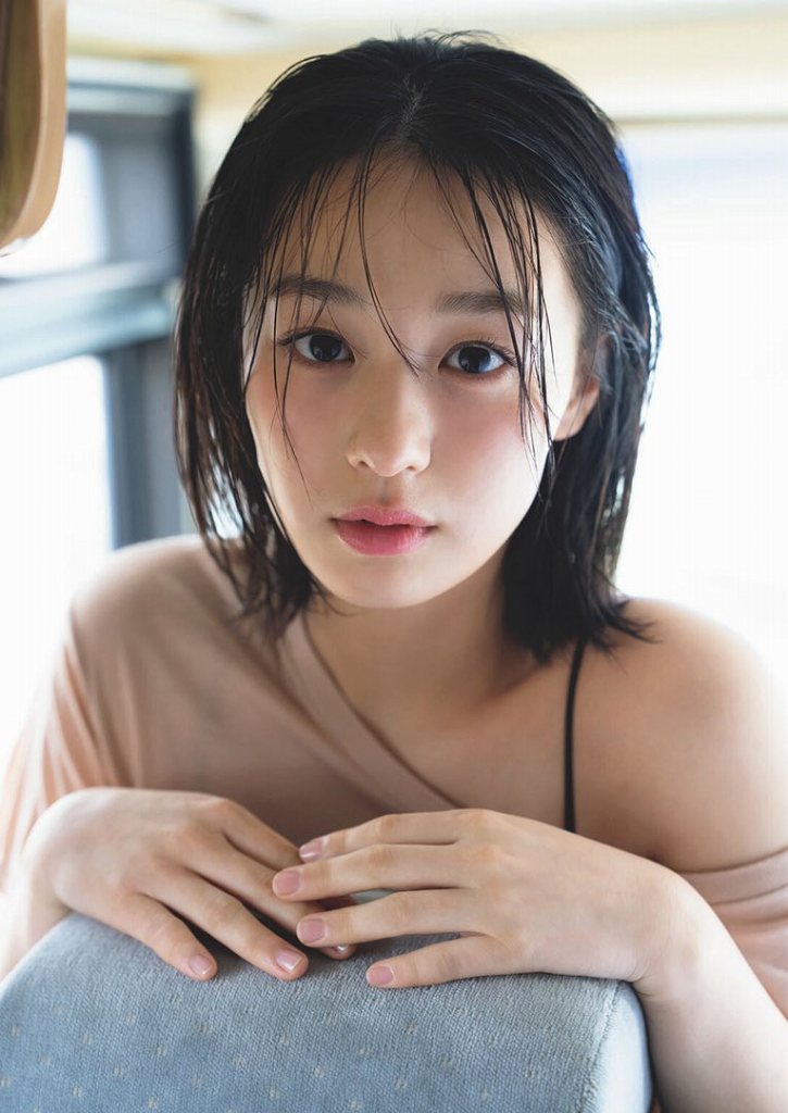 髙野真央 Gカップボインの水着グラビア画像！