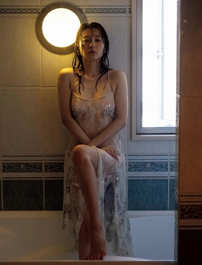 高田里穂 スタイル抜群な水着グラビア画像！