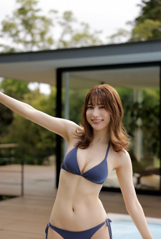 雪平莉左 グラマラス美女の水着グラビア画像！