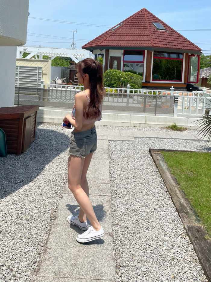 青井春 Iカップおっぱいの水着グラビア画像！